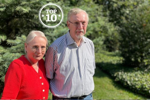 Annette und Herbert Rohkämper stehen neben einer Edeltanne in ihrem Garten in Marten. Sie wollen die Tanne verschenken.