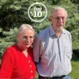 Annette und Herbert Rohkämper stehen neben einer Edeltanne in ihrem Garten in Marten. Sie wollen die Tanne verschenken.