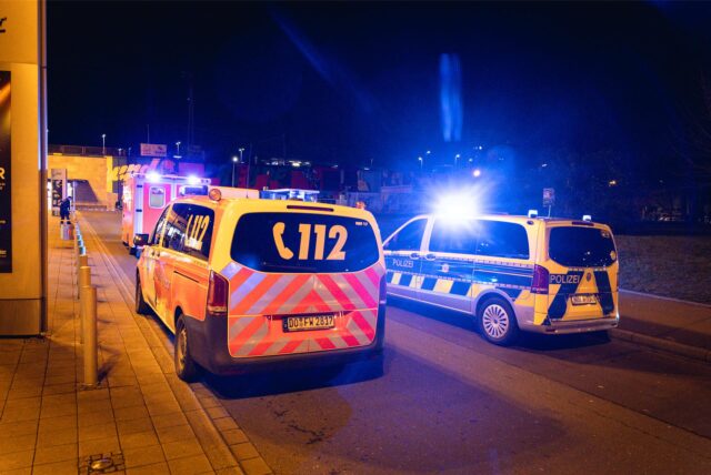 Notarzt-, Rettungswagen und Polizeiwagen stehen vor dem Hauptbahnhof Dortmund.