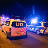 Notarzt-, Rettungswagen und Polizeiwagen stehen vor dem Hauptbahnhof Dortmund.