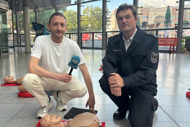 Philipp Pohl interviewt Matthias Kleinhans in der Berswordt-Halle in Dortmund.