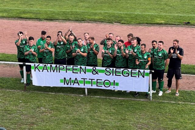 Die Spieler zeigten ein Plakat mit der Aufschrift „Kämpfen & Siegen, Matteo!“