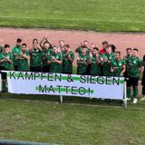 Die Spieler zeigten ein Plakat mit der Aufschrift „Kämpfen & Siegen, Matteo!“