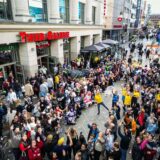 Besucher der „Thier-Con“ haben sich vor dem Eingang zur Thier-Galerie am Westenhellweg in Dortmund versammelt.