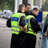 Polizisten der Bundespolizei kontrollieren an der Grenze zu Belgien einreisende Fahrzeuge.