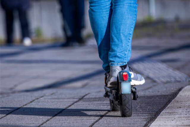 Bei dem Unfall kam es zur Kollision eines Scooters mit einem Auto.