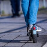 Bei dem Unfall kam es zur Kollision eines Scooters mit einem Auto.