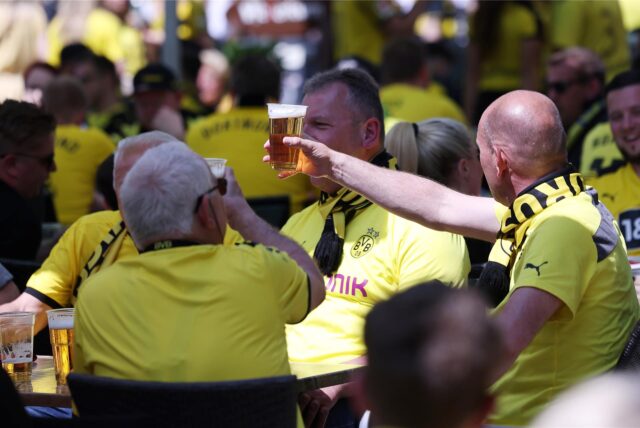 BVB-Fans stoßen mit Bier an.