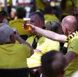BVB-Fans stoßen mit Bier an.