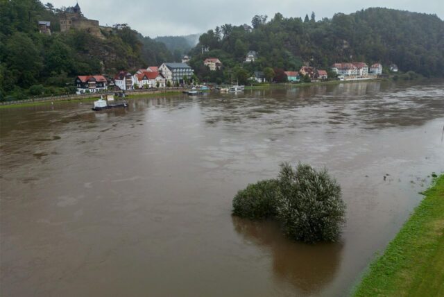 Blick auf die Hochwasser führende Elbe (Aufnahme mit Drohne). Die Pegelstände steigen in Sachsen weiter an.