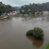 Blick auf die Hochwasser führende Elbe (Aufnahme mit Drohne). Die Pegelstände steigen in Sachsen weiter an.