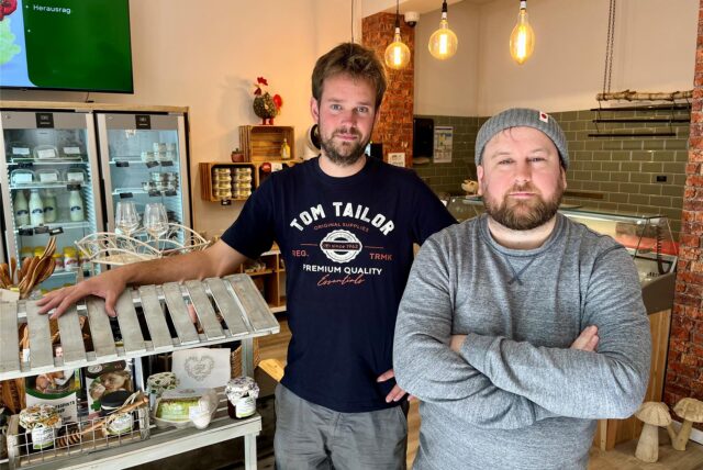 Hofladen-Betreiber Sebastian Becker-Dahlhoff und Filialleiter Matthias Fabry stehen im Hofladen „farm2city by Hof Dahlhoff“ im Kreuzviertel in Dortmund.