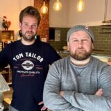 Hofladen-Betreiber Sebastian Becker-Dahlhoff und Filialleiter Matthias Fabry stehen im Hofladen „farm2city by Hof Dahlhoff“ im Kreuzviertel in Dortmund.