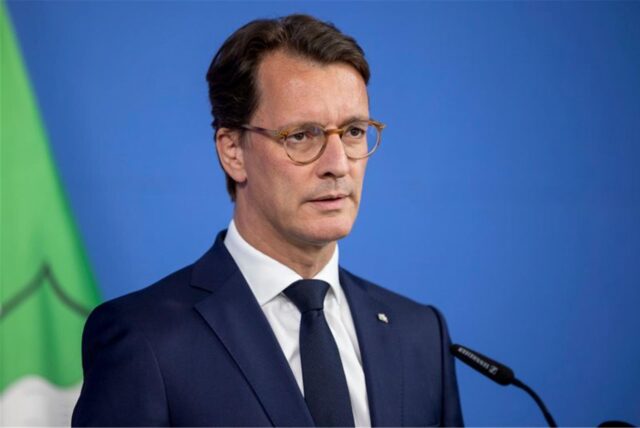 Hendrik Wüst (CDU), Ministerpräsident des Landes Nordrhein-Westfalen, gibt ein Pressestatement vor Journalisten in der Staatskanzlei.