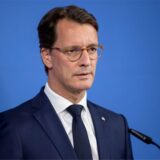 Hendrik Wüst (CDU), Ministerpräsident des Landes Nordrhein-Westfalen, gibt ein Pressestatement vor Journalisten in der Staatskanzlei.