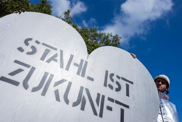 Stahlarbeiter demonstrieren vor dem „Nationalen Stahlgipfel“ des Wirtschaftsministeriums von Nordrhein-Westfalen vor der Mercatorhalle mit einem überdimensionalen grauen Herz mit der Aufschrift „Stahl ist Zukunft“.
