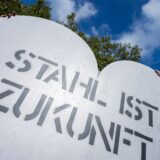 Stahlarbeiter demonstrieren vor dem „Nationalen Stahlgipfel“ des Wirtschaftsministeriums von Nordrhein-Westfalen vor der Mercatorhalle mit einem überdimensionalen grauen Herz mit der Aufschrift „Stahl ist Zukunft“.
