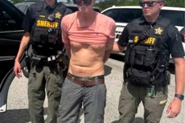 Auf diesem am 16.09.2024 vom Sheriffbüro von Martin County veröffentlichten Bild verhaften Polizeibeamte Ryan Wesley Routh