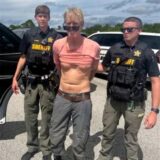 Auf diesem am 16.09.2024 vom Sheriffbüro von Martin County veröffentlichten Bild verhaften Polizeibeamte Ryan Wesley Routh
