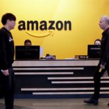 Mitarbeiter gehen durch eine Lobby der Amazon-Zentrale. (