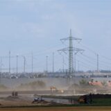 Blick auf Baumaschinen, die auf dem Baugelände der Intel-Chipfabrik auf dem «Eulenberg» Erdreich bewegen. Dort will der US-Chiphersteller Intel eine Chipfabrik bauen.