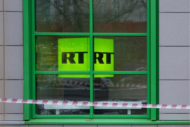 Das Logo des staatlichen russischen TV-Senders «Russia Today» (RT) ist im Fenster eines Büros des Senders zu sehen.