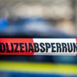 Flatterband mit Aufschrift Polizeiabsperrung.