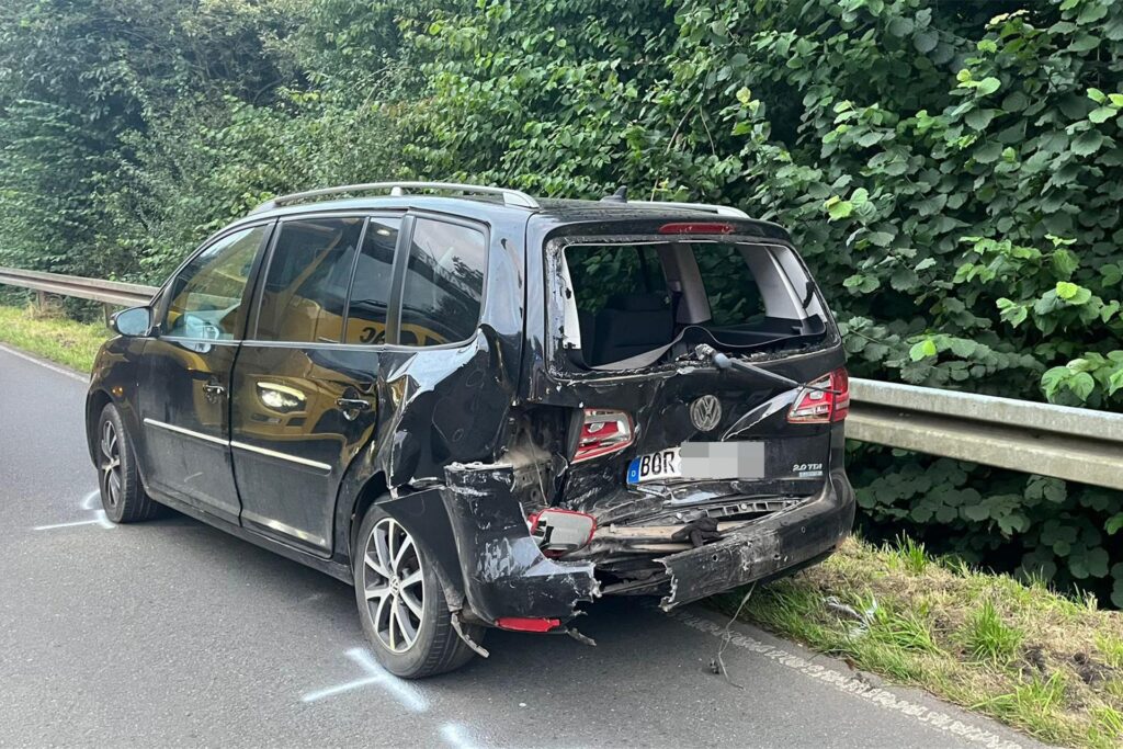 Nach dem Unfall musste auch der Wagen des Heideners abgeschleppt werden. Nach dem Unfall musste auch der Wagen des Heideners abgeschleppt werden.