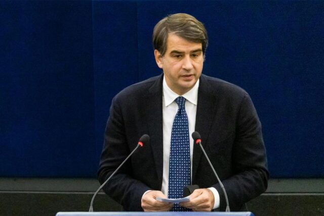 Raffaele Fitto, damaliger Vorsitzender der Fraktion der Europäischen Konservativen und Reformer (EKR), spricht im Europäischen Parlament. (RECROP)