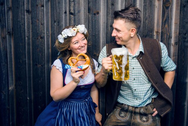 Eine Frau in Dirndl und ein Mann in Lederhosen.