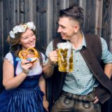 Eine Frau in Dirndl und ein Mann in Lederhosen.