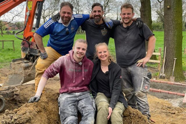 Daniel Schulte-Huxel und Pia Niewind posieren gemeinsam mit den „Beet-Brüdern“ Claus Scholz, Gunnar Fichter und Luis Roeder für ein Foto der Baustelle in ihrem Garten in Dorsten-Lembeck.