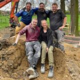 Daniel Schulte-Huxel und Pia Niewind posieren gemeinsam mit den „Beet-Brüdern“ Claus Scholz, Gunnar Fichter und Luis Roeder für ein Foto der Baustelle in ihrem Garten in Dorsten-Lembeck.