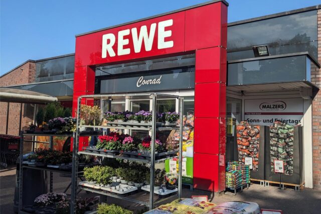 Der Eingangsbereich des Rewe-Marktes Conrad in Dorsten-Hervest.