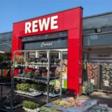 Der Eingangsbereich des Rewe-Marktes Conrad in Dorsten-Hervest.