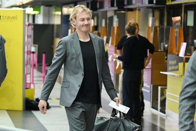 Julian Brandt schaut zur Seite.
