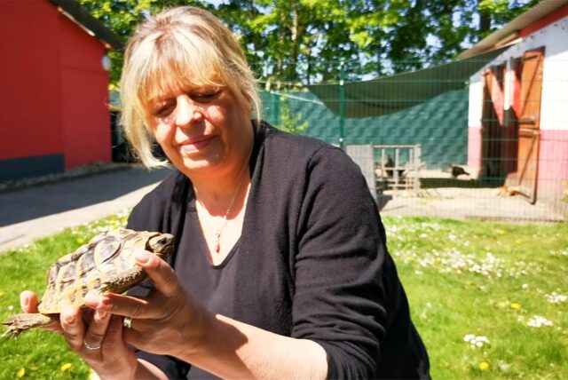 Barbara Klobusch mit einer Schildkröte in den Händen