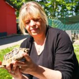 Barbara Klobusch mit einer Schildkröte in den Händen