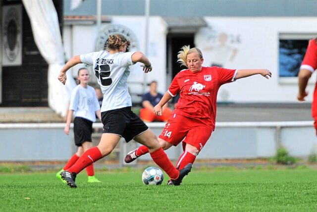 Meckinghovens Nicole Mittelberg (r.) stand zuletzt als Spielertrainerin meistens im Tor. Sie erklärt die Gründe für den Rückzug.