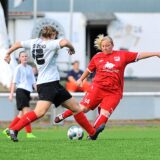 Meckinghovens Nicole Mittelberg (r.) stand zuletzt als Spielertrainerin meistens im Tor. Sie erklärt die Gründe für den Rückzug.