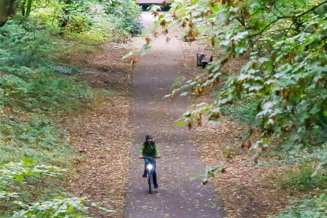 Ein Radfahrer ist auf dem „Bananen-Radweg“ in Dortmund unterwegs.