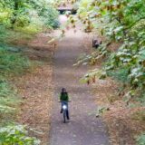Ein Radfahrer ist auf dem „Bananen-Radweg“ in Dortmund unterwegs.