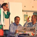 Theaterspieler vor einem Wohnwagen