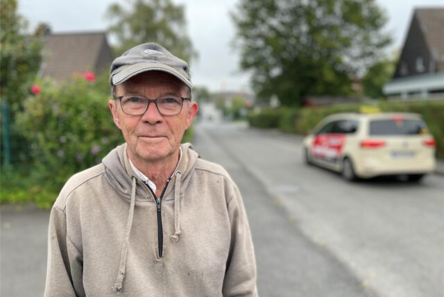 Otmar Körfer steht vor seinem Haus in der Sonnenwendstraße in Oespel. In unmittelbarer Nähe ist in der Nacht zu Dienstag (17.9.) ein Geldautomat in die Luft gesprengt worden.