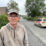 Otmar Körfer steht vor seinem Haus in der Sonnenwendstraße in Oespel. In unmittelbarer Nähe ist in der Nacht zu Dienstag (17.9.) ein Geldautomat in die Luft gesprengt worden.