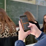 Die Benutzung eines Handys in der Schule ist umstritten.