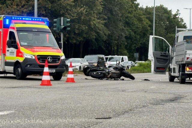 Ein Motorrad liegt nach einem Unfall auf der B235-Fahrbahn in Castrop-Rauxel. Die Hauptverkehrsader war am Dienstag gegen 12.45 Uhr für etwas mehr als eine Stunde gesperrt.