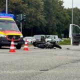 Ein Motorrad liegt nach einem Unfall auf der B235-Fahrbahn in Castrop-Rauxel. Die Hauptverkehrsader war am Dienstag gegen 12.45 Uhr für etwas mehr als eine Stunde gesperrt.