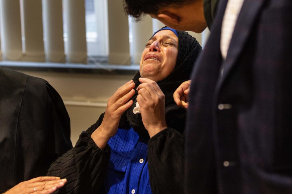 Die Mutter des Opfers bricht vor dem Landgericht zu Beginn des Mord-Prozesses in Tränen aus. 