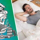 Mann liegt im Bett und schläft.